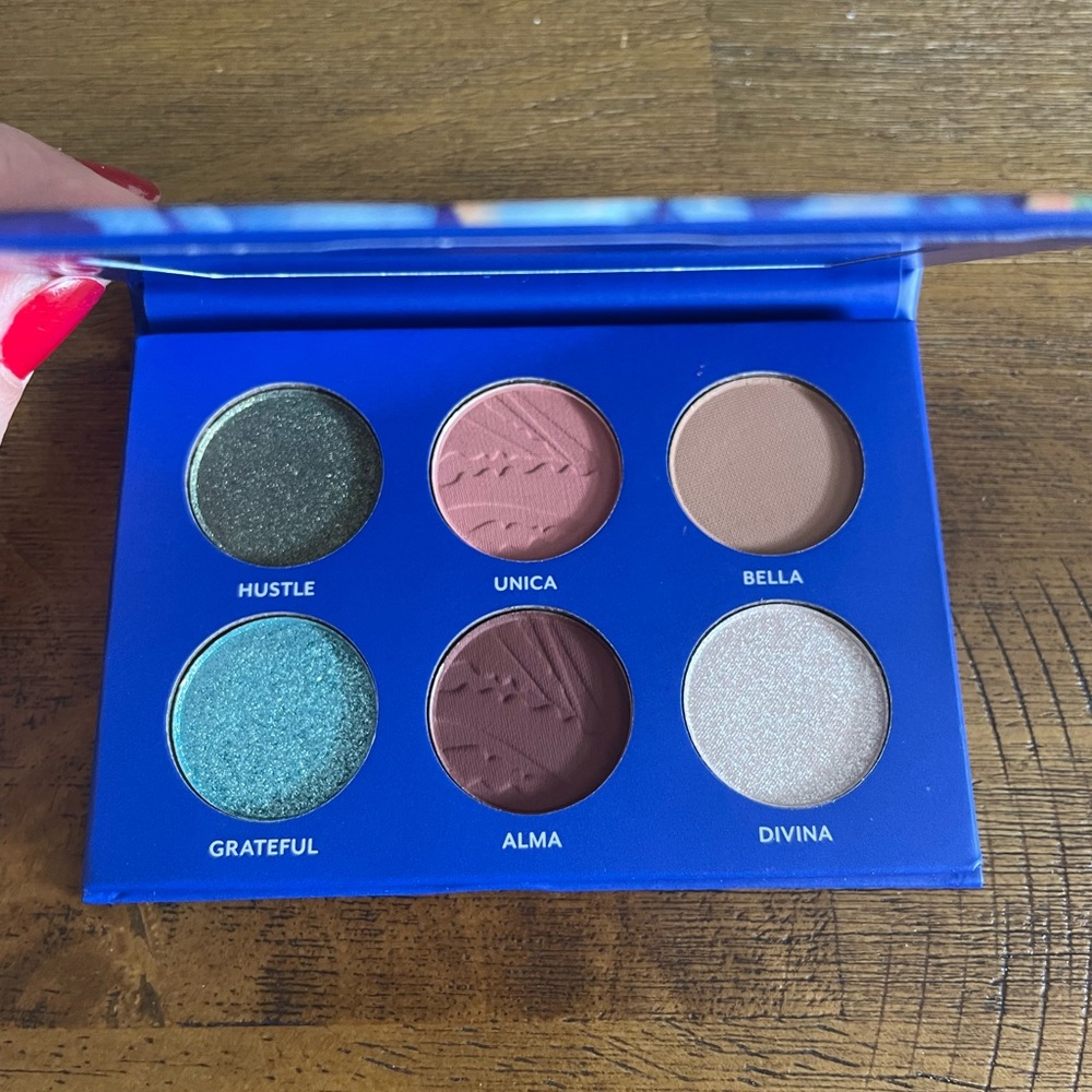 Tresluce “I am Alma” eyeshadow palette & eyelashes with glue